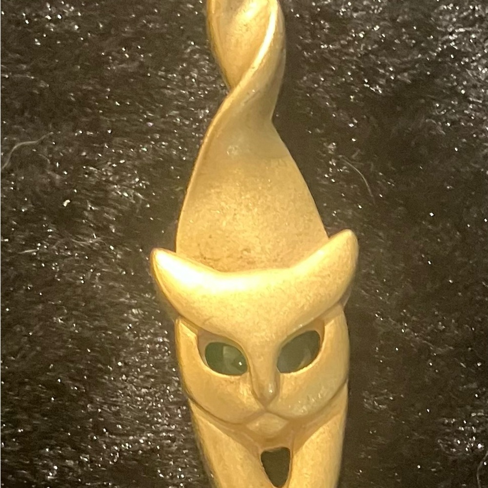 Vintage AJC Green Eyed Cat Pin Brooch - Kitty Stretching - Gold Tone